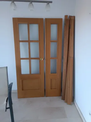 Puerta doble de madera con cristal