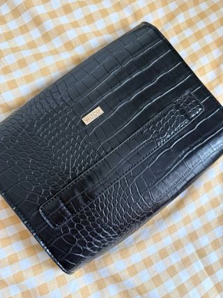 Bolso negro con detalles dorados
