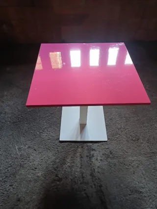 Mesa de bar cuadrada rosa y blanca