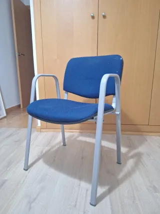Silla azul y gris para despacho o dormitorio