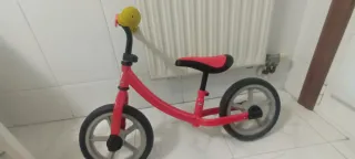 Bicicleta sin pedales roja