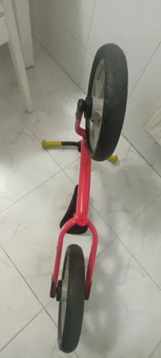 Bicicleta sin pedales roja