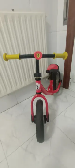 Bicicleta sin pedales roja