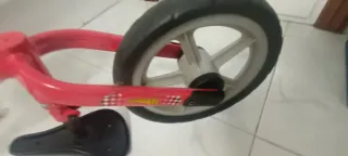 Bicicleta sin pedales roja