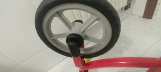 Bicicleta sin pedales roja