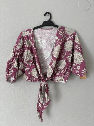 Blusa morada con estampado floral