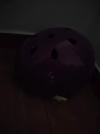 Casco Morado Oxelo y protectores.