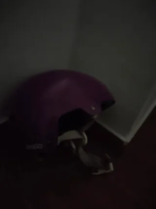 Casco Morado Oxelo y protectores.