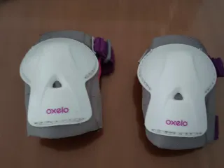 Casco Morado Oxelo y protectores.
