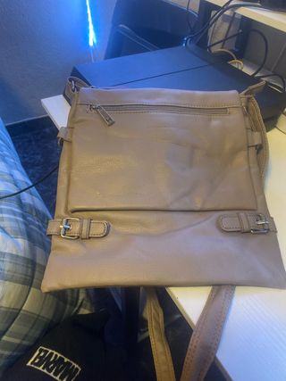Bolso de hombro beige con hebillas