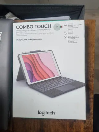 Teclado Logitech Combo Touch iPad 7/8/9 Gen