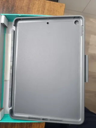 Teclado Logitech Combo Touch iPad 7/8/9 Gen