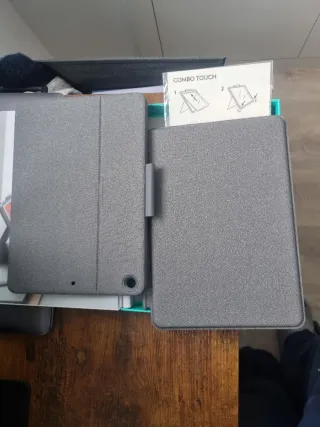 Teclado Logitech Combo Touch iPad 7/8/9 Gen