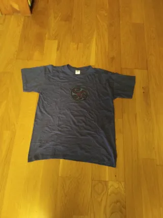 Camiseta de algodón azul con estampado