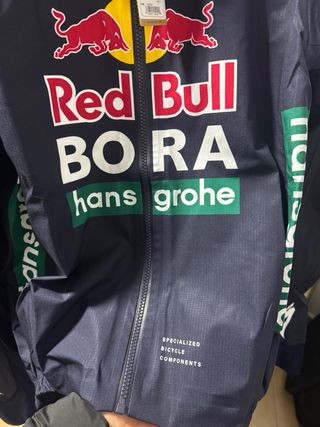 Chubasquero red bull bora pro cycling team L