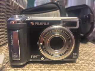 Cámara Digital Fujifilm E900 9MP con funda.