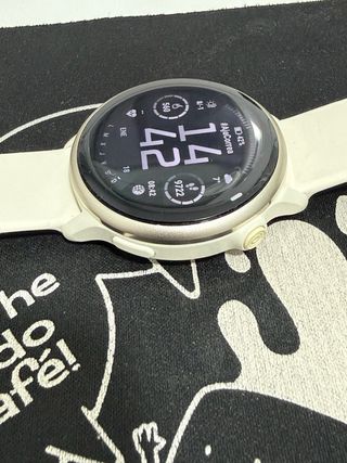 Garmin Vívivoactive 6 Dorado con correa blanca