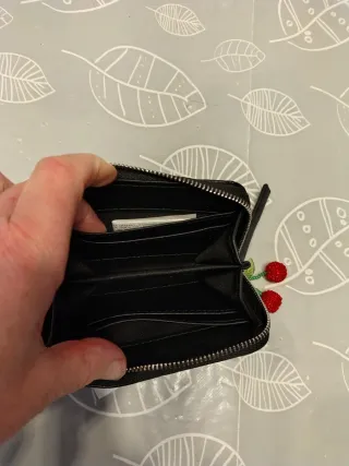 Monedero negro con cerezas