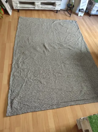 Alfombra grande gris de tela