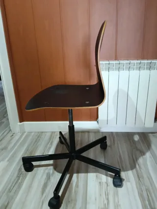 Silla de oficina negra con ruedas