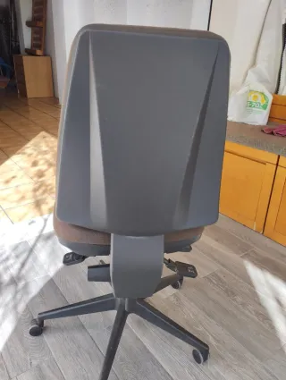 Silla de oficina marrón y negra