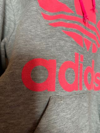 Sudadera Adidas Gris con Logo Rosa
