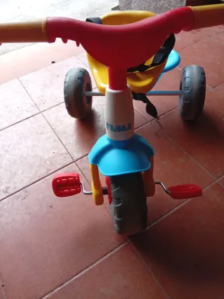 Triciclo infantil amarillo y azul