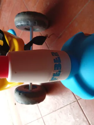 Triciclo infantil amarillo y azul