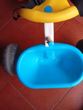 Triciclo infantil amarillo y azul