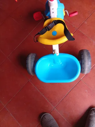Triciclo infantil amarillo y azul