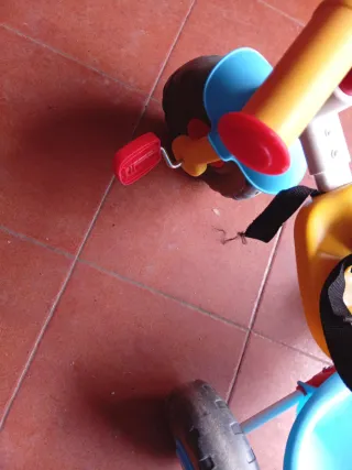 Triciclo infantil amarillo y azul