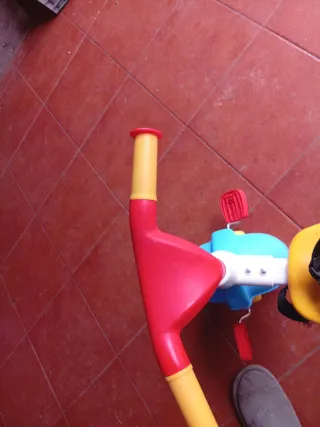 Triciclo infantil amarillo y azul