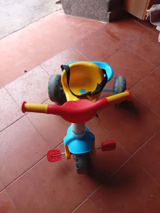 Triciclo infantil amarillo y azul