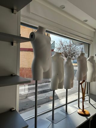 Mobiliario y maniquíes para tienda
