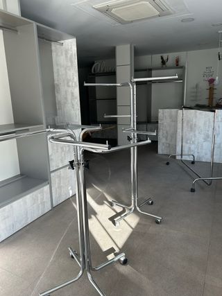 Mobiliario y maniquíes para tienda