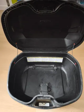 Top Case GIVI y soporte para Kawasaki Ninja/Z650