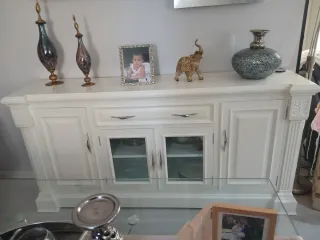 Mueble de salón blanco y cristal