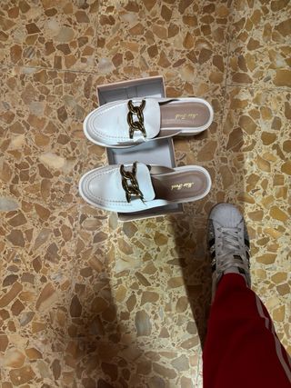 Mocassini bianchi con catena dorata