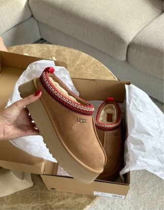 UGG Botas Marrones con Detalles Rojos