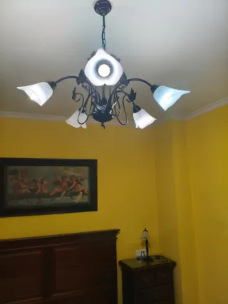 lámpara de forja y cristal.