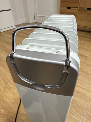 Radiador de agua portátil blanco/plateado.