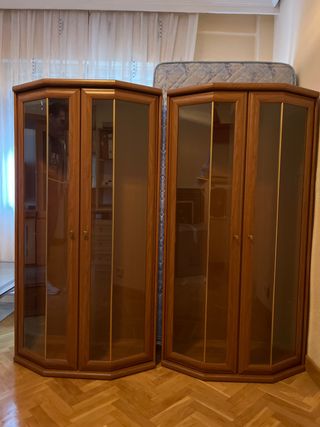 2 Vitrinas de madera y cristal