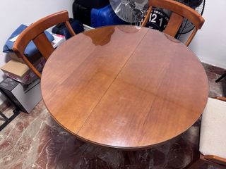 Mesa redonda y 4 sillas