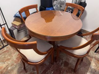Mesa redonda y 4 sillas
