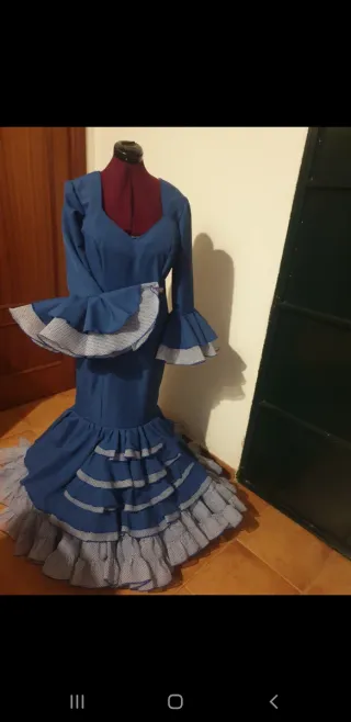 Traje de flamenca azul con volantes