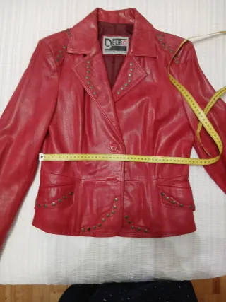 Chaqueta cuero roja tachuelas Talla 44