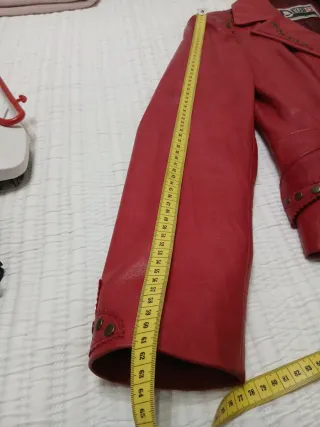 Chaqueta cuero roja tachuelas Talla 44