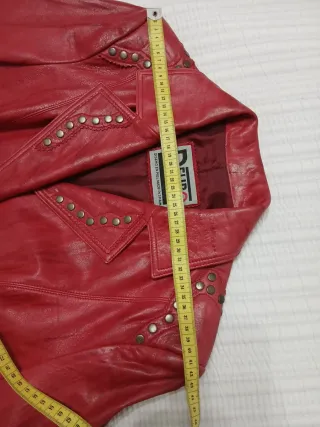 Chaqueta cuero roja tachuelas Talla 44