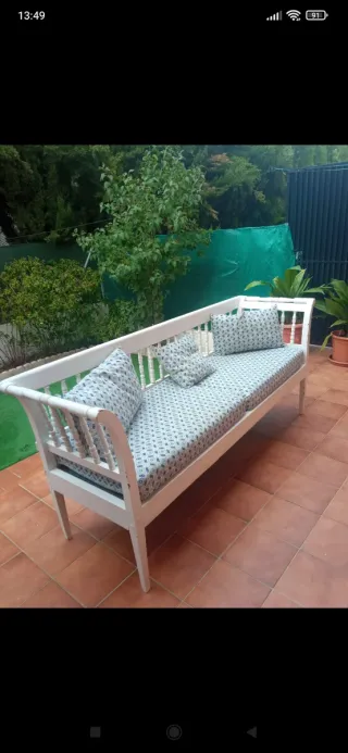 Sofá antiguo blanco y multicolor