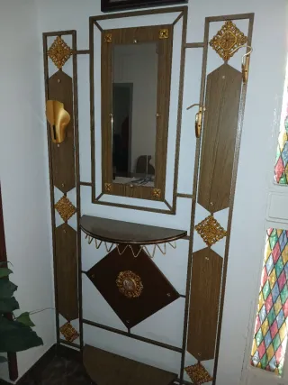 Recibidor de entrada con espejo y perchero